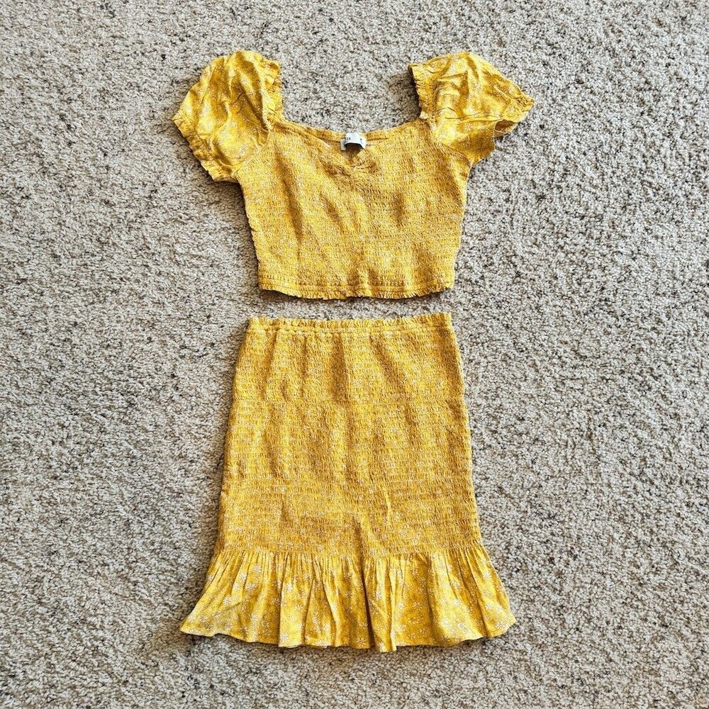 Hollister 2-Piece Matching Set Womens Size S/M Yellow Floral Crop Top Skirt